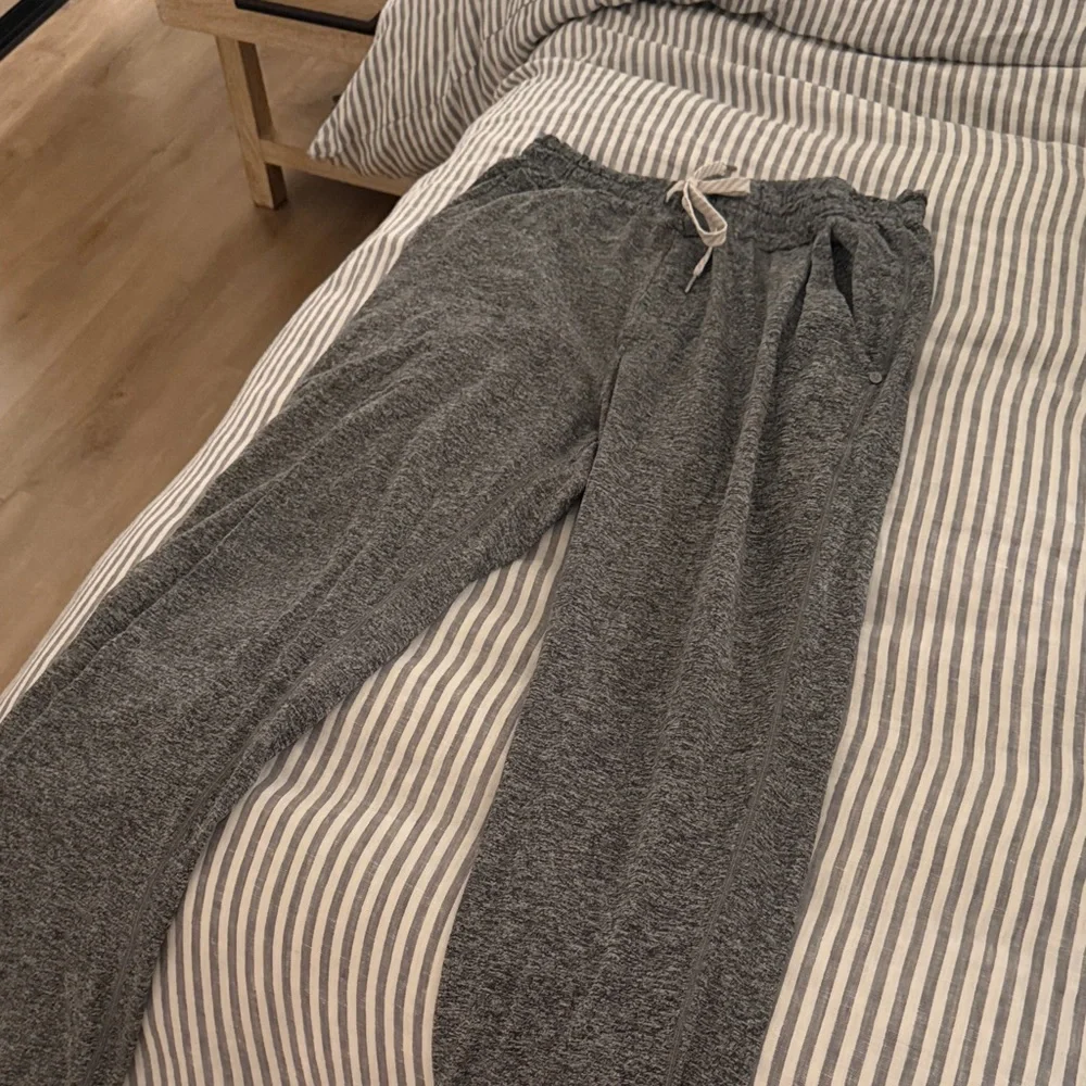 Vuori Men's Heathered Gray Joggers - Picture 2 of 3